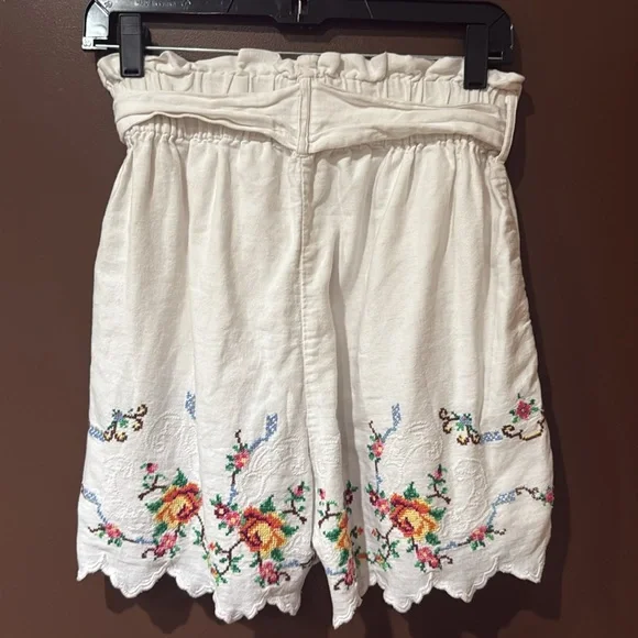 Place Nationale Embroidered Floral White Shorts